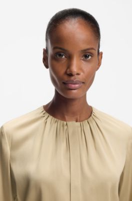 Kragenlose Regular-Fit Bluse aus Stretch-Seide, Hellbeige