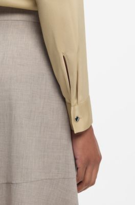 Camicetta regular fit senza collo in seta elasticizzata, Beige chiaro