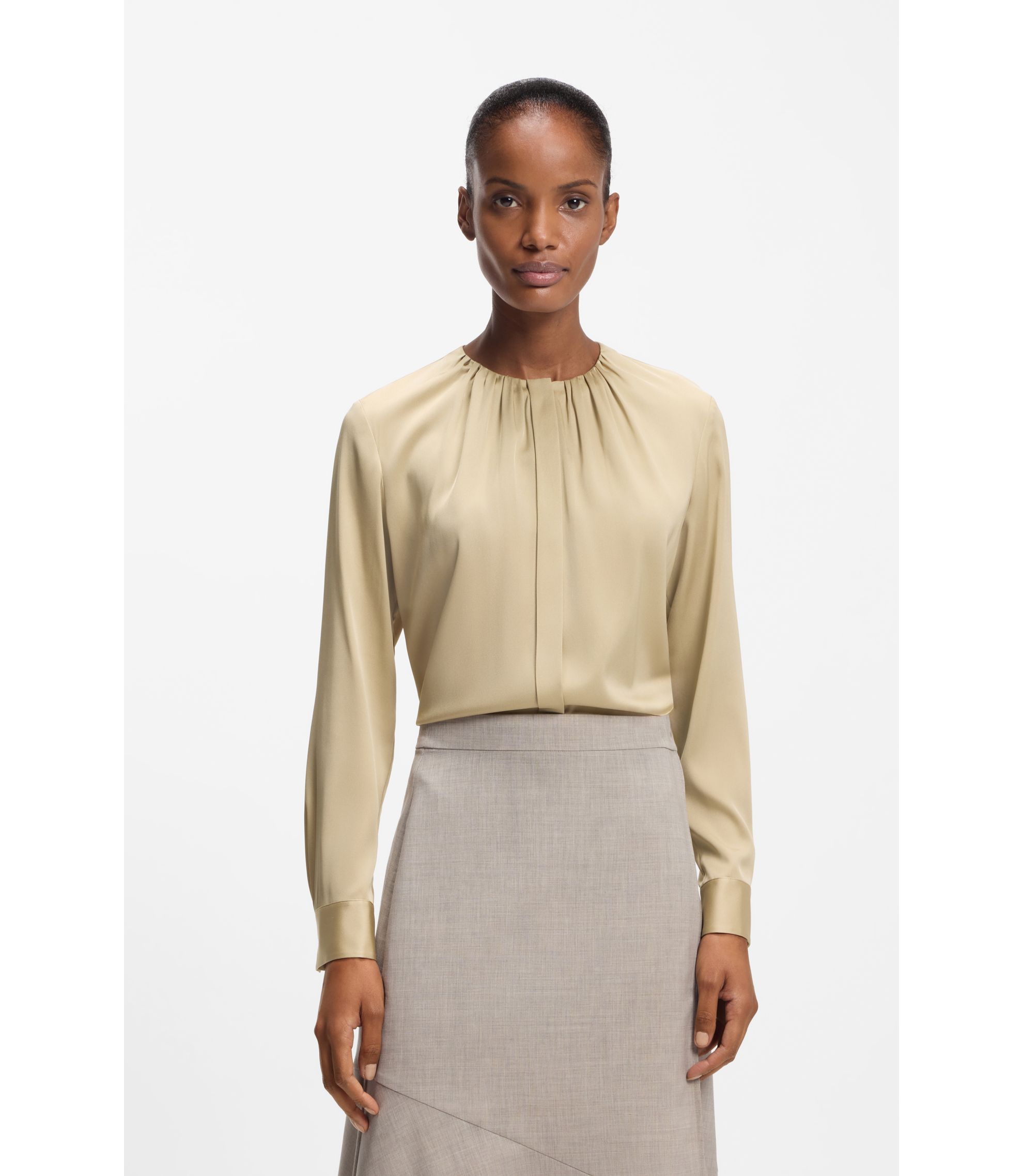 Kragenlose Regular-Fit Bluse aus Stretch-Seide