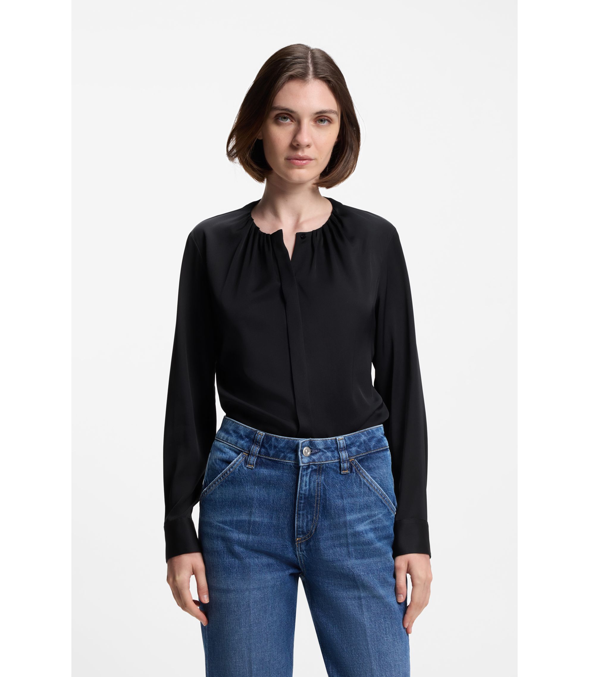 Kragenlose Regular-Fit Bluse aus Stretch-Seide