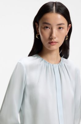 Camicetta regular fit senza collo in seta elasticizzata, Celeste