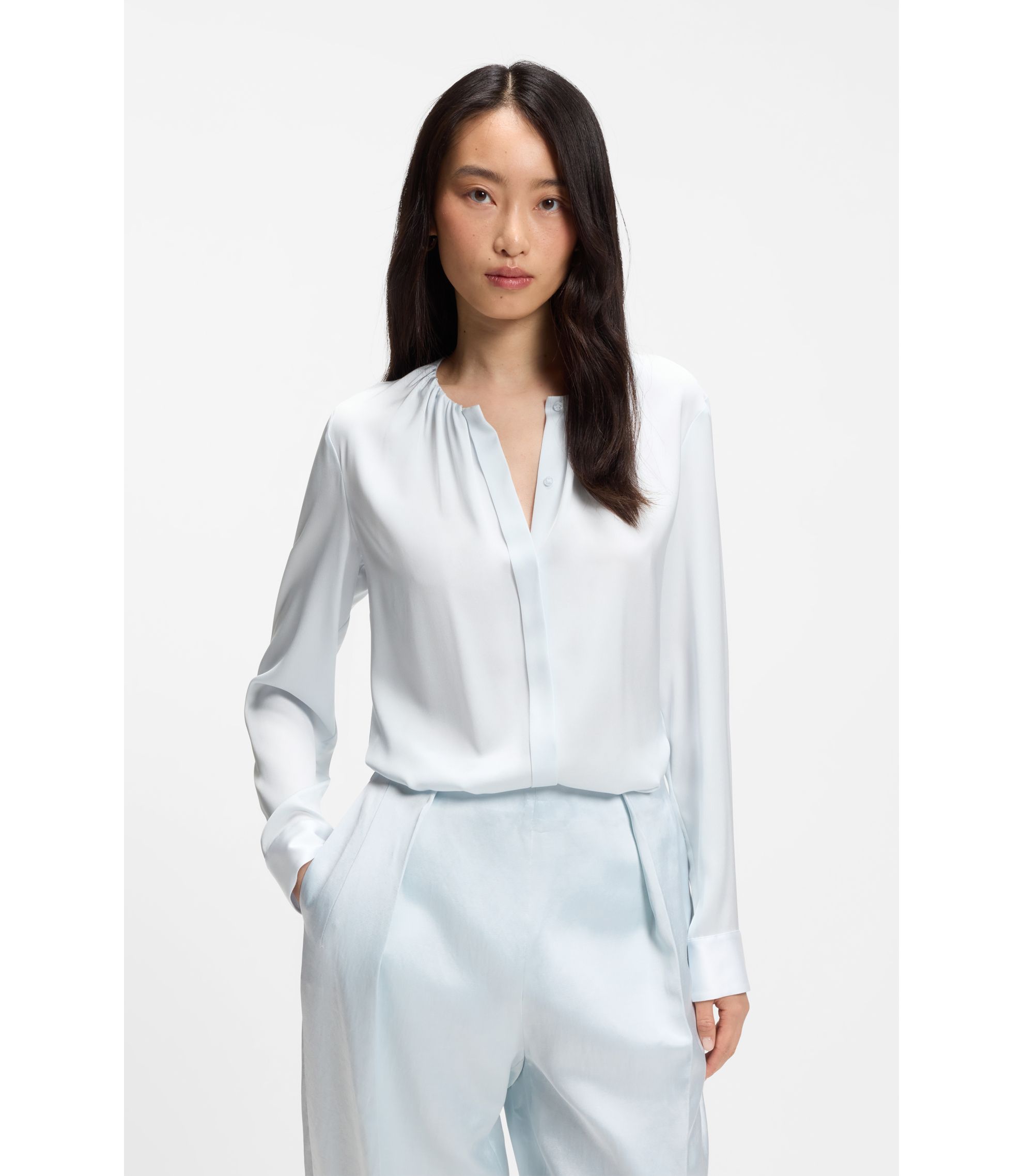 Kragenlose Regular-Fit Bluse aus Stretch-Seide