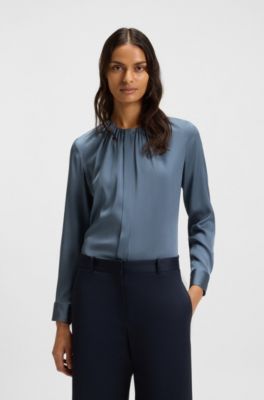 Kragenlose Regular-Fit Bluse aus Stretch-Seide, Blau