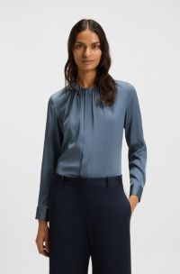 Kragenlose Regular-Fit Bluse aus Stretch-Seide, Blau