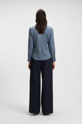 Kragenlose Regular-Fit Bluse aus Stretch-Seide, Blau