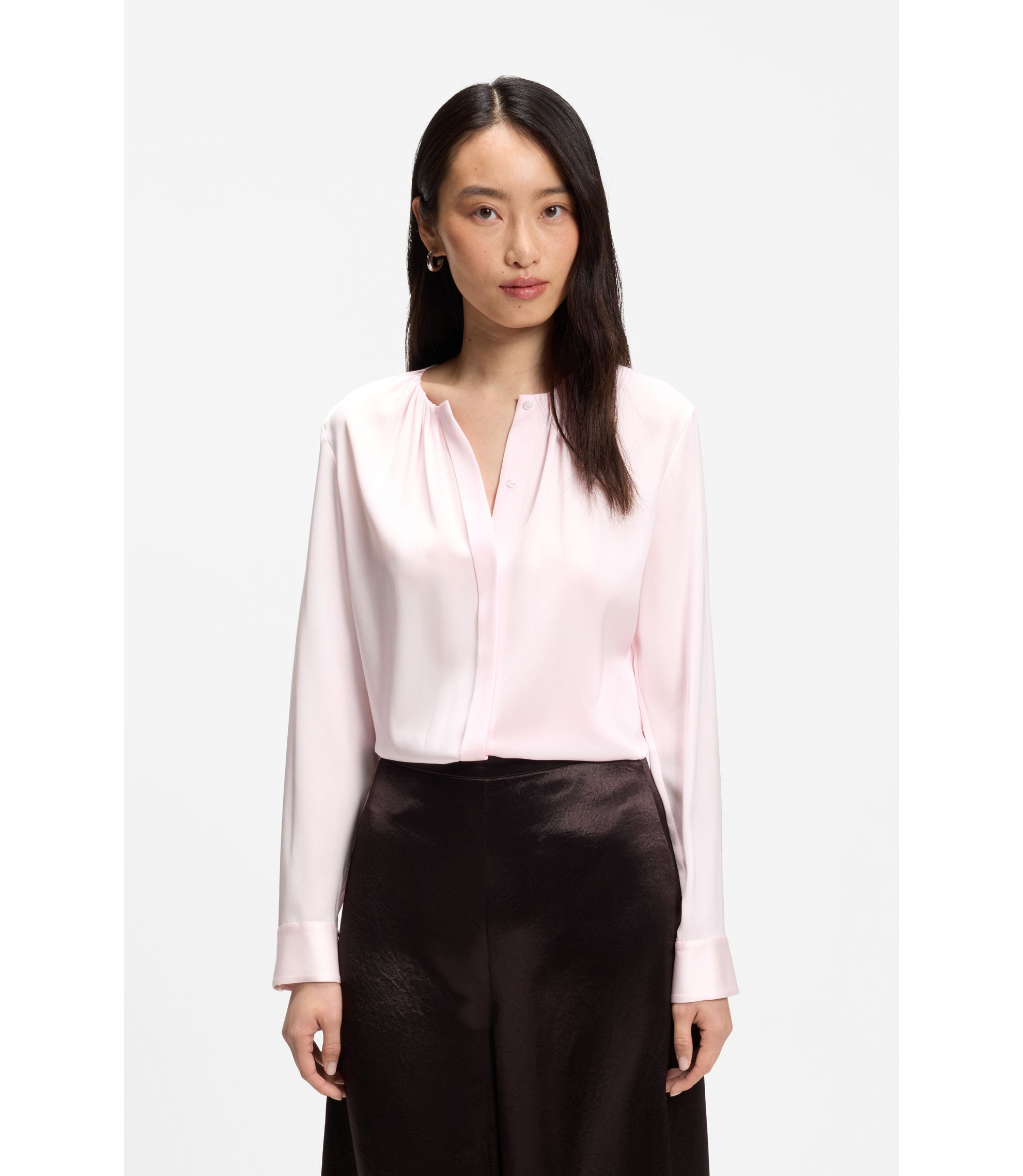 Kragenlose Regular-Fit Bluse aus Stretch-Seide