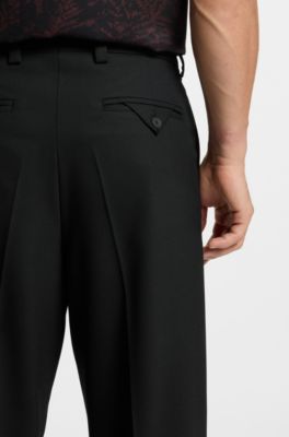 Pantalones de corte moderno en sarga el&aacute;stica con raya delantera, Negro
