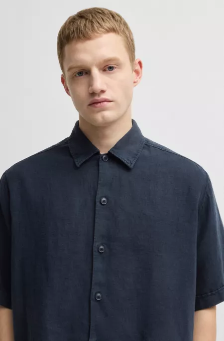 Relaxed-fit shirt in linen with tonal stitching