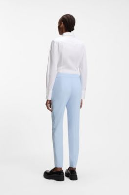 Pantaloni slim fit in tessuto elasticizzato con rivetto con logo, Celeste