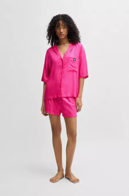 Short pyjamas with logo labels