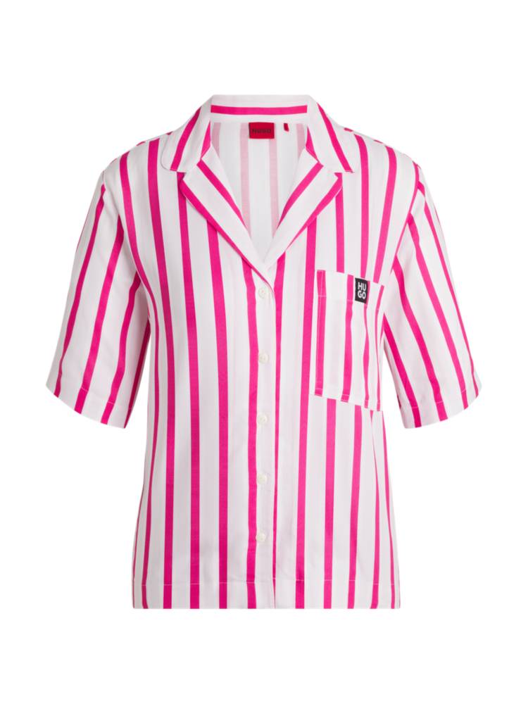 Artikel klicken und genauer betrachten! - Entspanne dich stilgerecht mit diesem HUGO Pyjama-Hemd. Aus atmungsaktivem Twill mit kontrastierenden Webstreifen und dezentem Stack-Logo-Besatz. Dieses Produkt wird mit Zellulosefasern gefertigt, die aus dem natürlichen Rohstoff Holz aus nachhaltiger bewirtschafteten Wäldern gewonnen werden. Gemeinsam mit externen Organisationen setzen wir uns für den respektvollen Umgang mit Urwäldern und gefährdeten Wäldern ein. | im Online Shop kaufen
