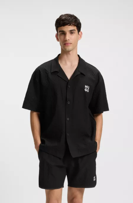 Short de bain à la structure gaufrée avec logo brodé revisité