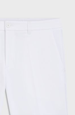 Slim fit shorts i vandskyende stof med str&aelig;k, Hvid