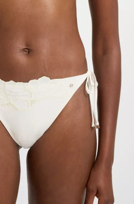 Bas de bikini avec liens à nouer sur les côtés et détails brodés