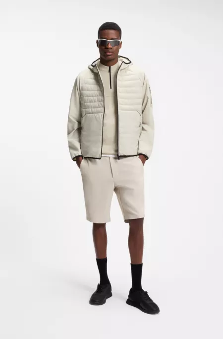 Chaqueta repelente al agua con bolsillo con cremallera en la manga