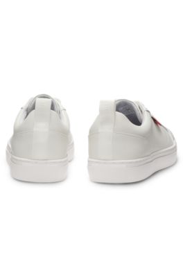 Sneakers van imitatieleer met rode logovlag, Wit