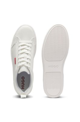 Sneakers van imitatieleer met rode logovlag, Wit
