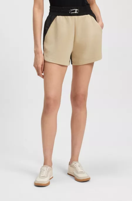Active shorts in a cotton blend with contrast back