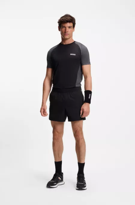 Active tennis shorts in quick-dry stretch fabric