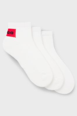 Lot de trois paires de chaussettes basses avec &eacute;tiquettes logot&eacute;es rouges, Blanc