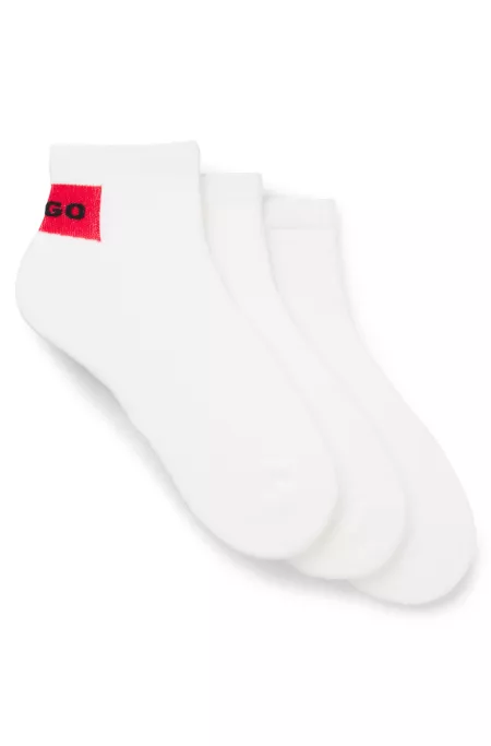Lot de trois paires de chaussettes basses avec étiquettes logotées rouges