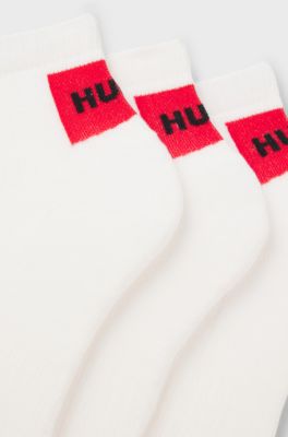 Lot de trois paires de chaussettes basses avec &eacute;tiquettes logot&eacute;es rouges, Blanc
