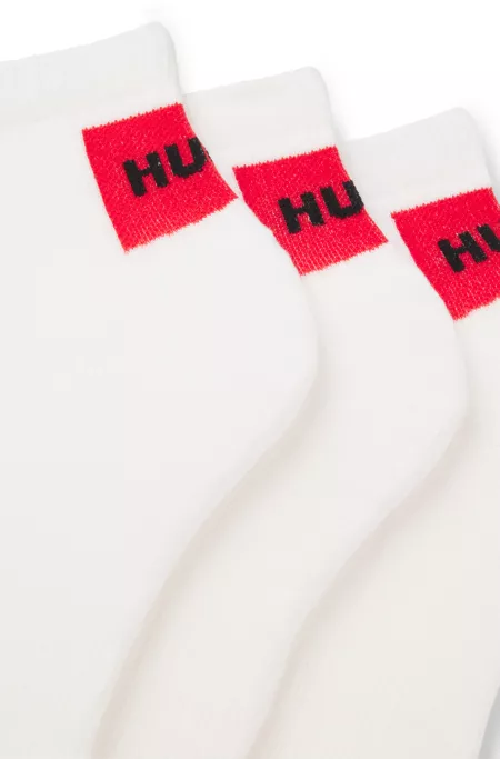 Lot de trois paires de chaussettes basses avec étiquettes logotées rouges