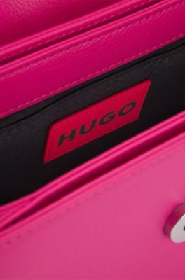 Borsa a spalla in similpelle con logo in metallo, Rosa