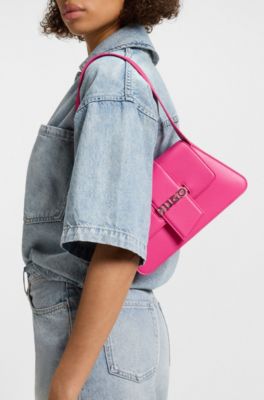 Borsa a spalla in similpelle con logo in metallo, Rosa