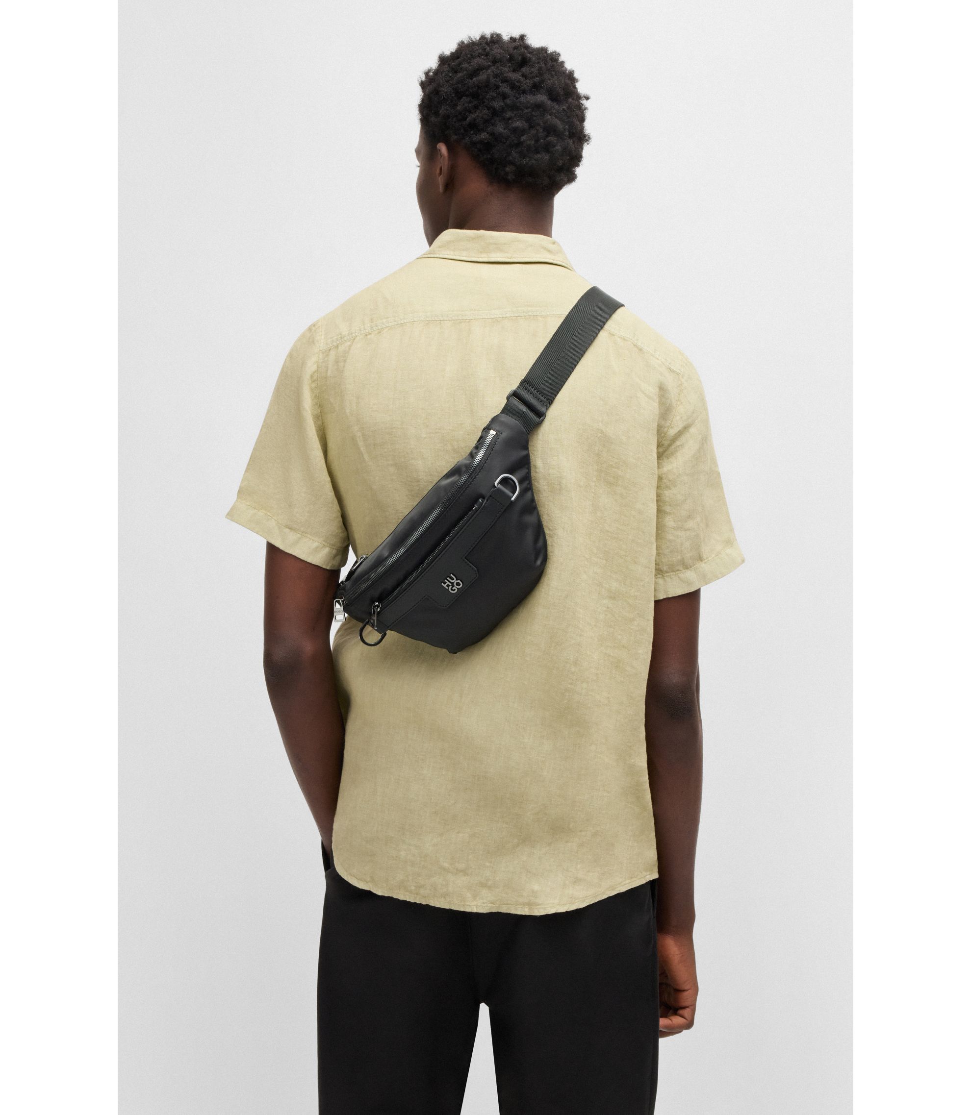 HUGO - ツイル ベルトバッグ メタリックスタックロゴ - ブラック