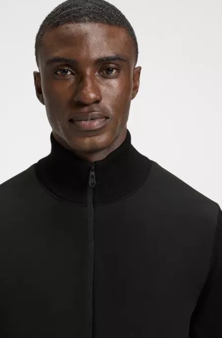 Thermoregulating hybrid jacket with zipped sleeve pocket