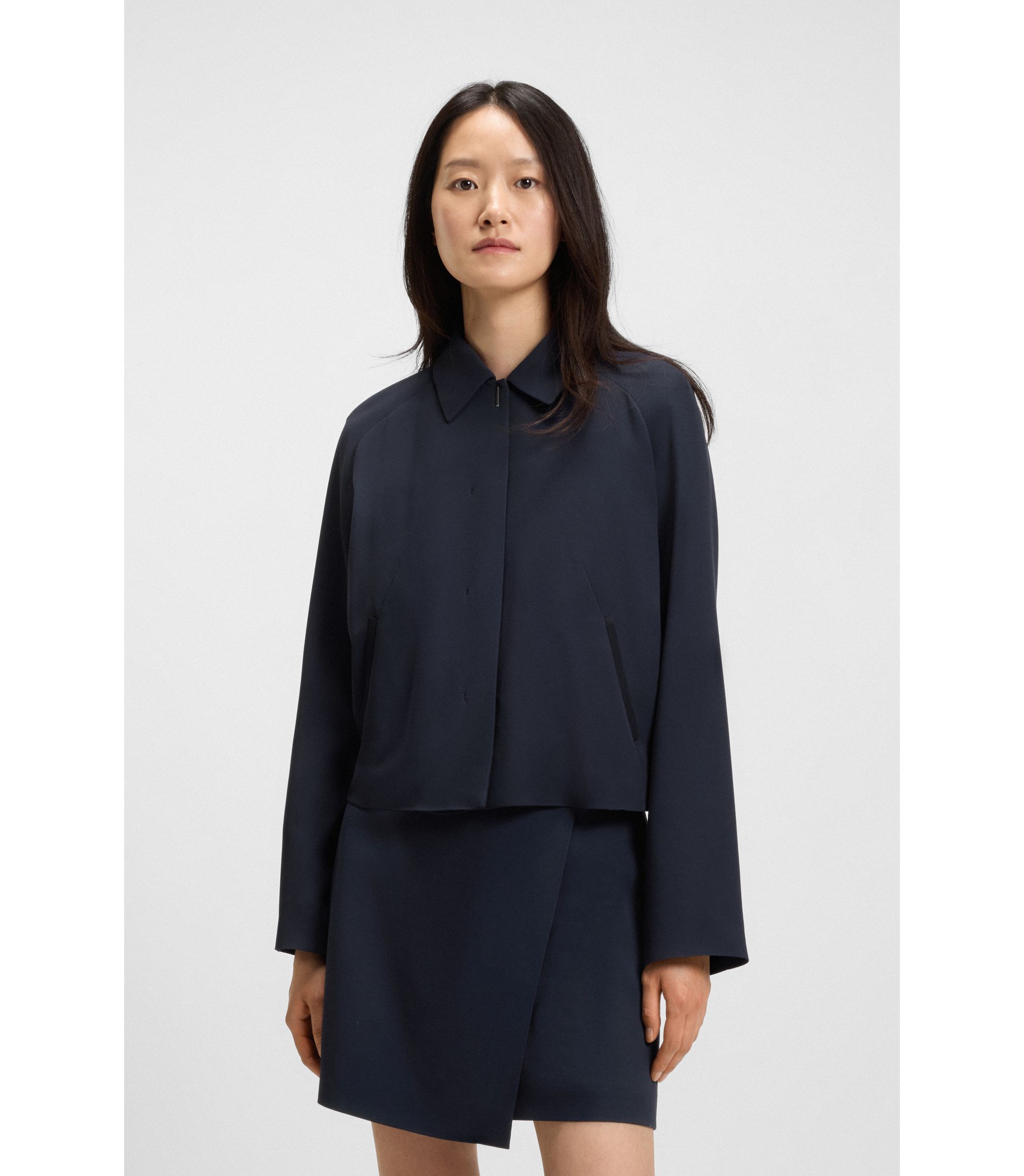 Blazer aus Krepp mit verdecktem Verschluss