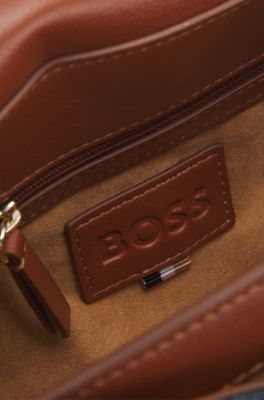 Sac &agrave; bandouli&egrave;re en denim matelass&eacute; avec monogramme double&nbsp;B, Bleu fonc&eacute;