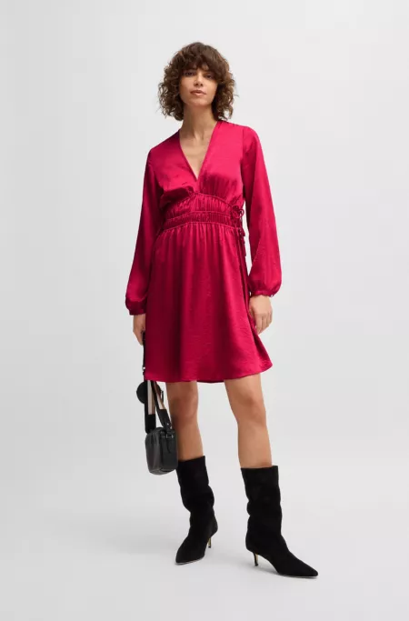 Robe en satin froissé avec taille ajustable