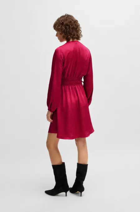 Robe en satin froissé avec taille ajustable