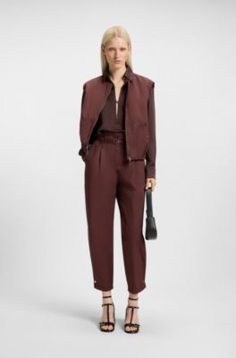 Relaxed fit top i satin med stolpelukning med stablet logo, M&oslash;rkebrun