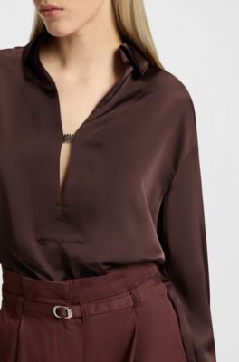 Relaxed fit top i satin med stolpelukning med stablet logo, M&oslash;rkebrun