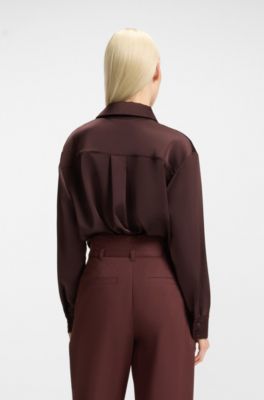 Relaxed fit top i satin med stolpelukning med stablet logo, M&oslash;rkebrun