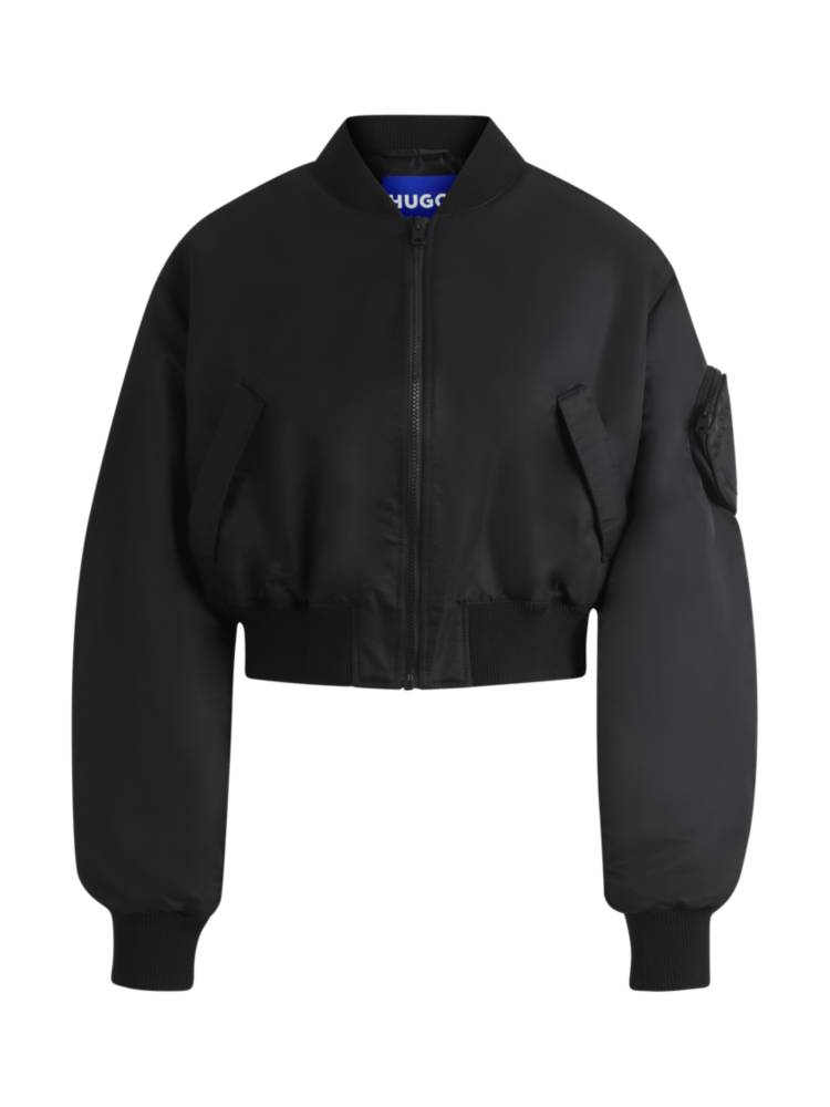Artikel klicken und genauer betrachten! - Die gerade geschnittene HUGO Bomberjacke in Cropped-Länge mit warmer Füllung ist eine vielseitige Option für alle Jahreszeiten. Aufgesetzte Tasche mit Happy HUGO-Logo. | im Online Shop kaufen