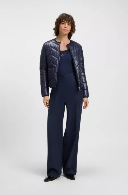 Water-repellent jacket with chevron quilting