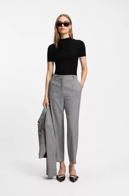 Pull à col montant et côtes irrégulières