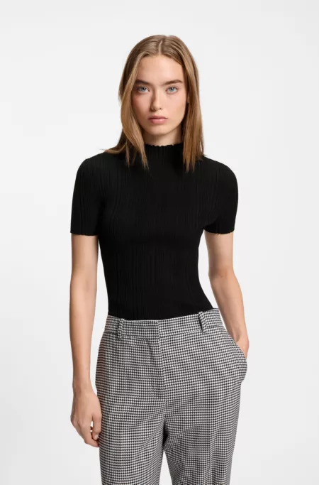 Pull à col montant et côtes irrégulières