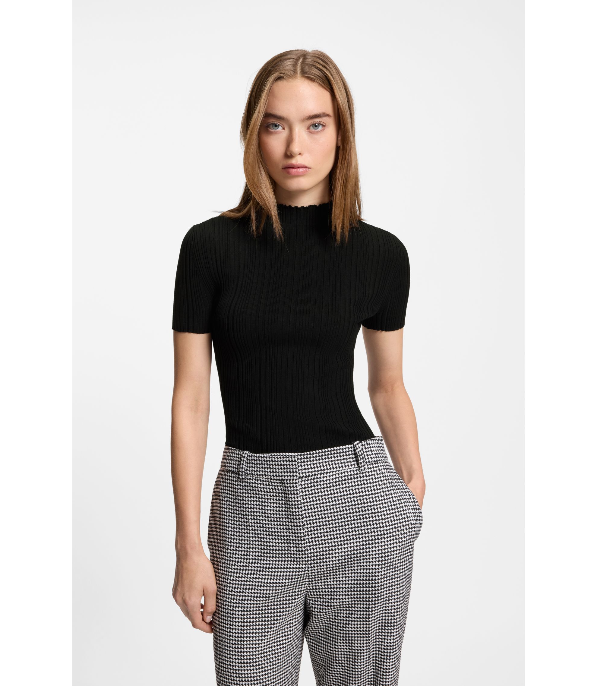 Pullover mit Stehkragen und unregelmäßigem Rippstrick