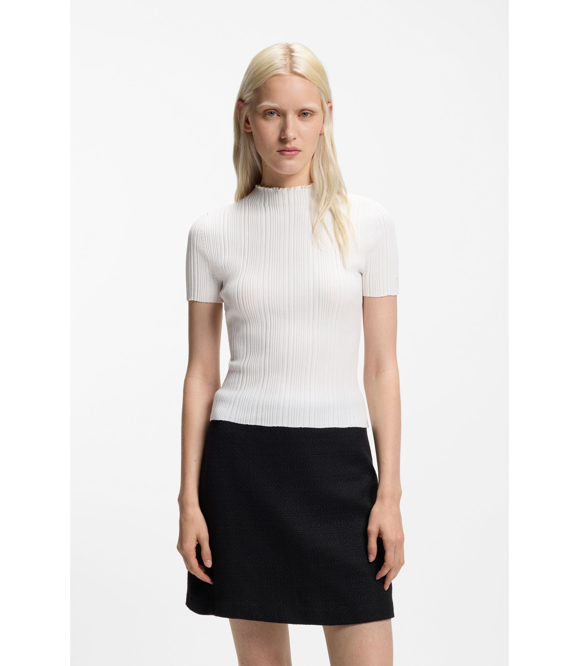 Pullover mit Stehkragen und unregelmäßigem Rippstrick