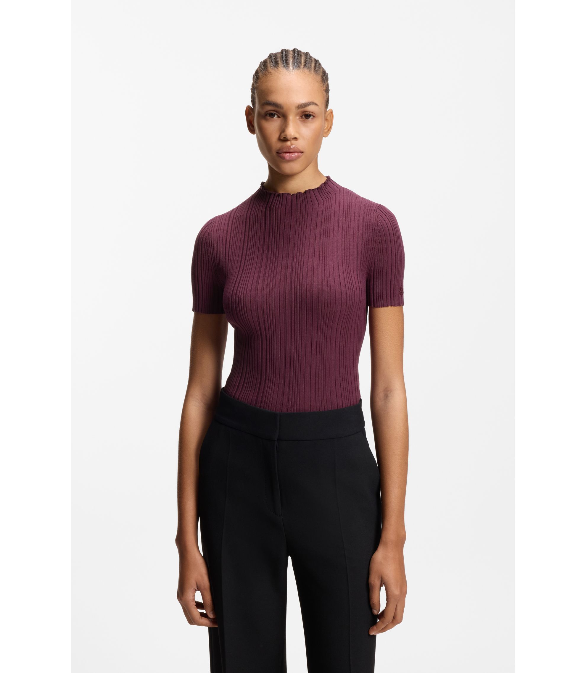 Pullover mit Stehkragen und unregelmäßigem Rippstrick