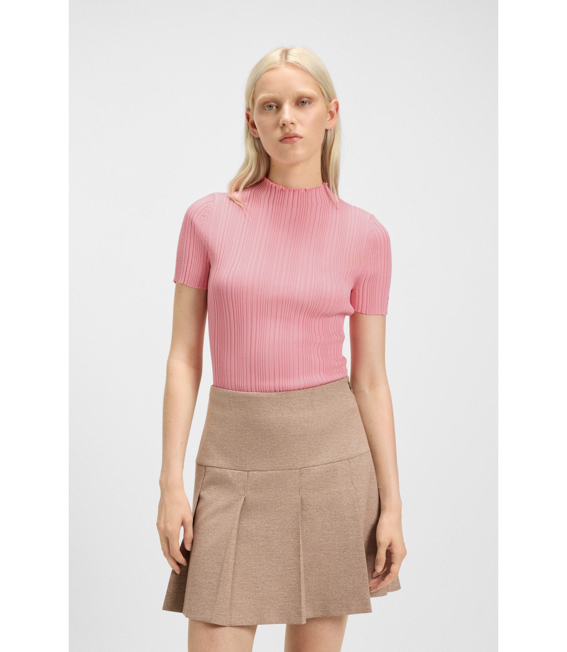 Pullover mit Stehkragen und unregelmäßigem Rippstrick