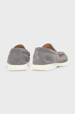 Mocassins en cuir su&eacute;d&eacute; avec logo grav&eacute; en creux, Gris