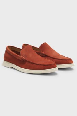 Su&egrave;de loafers met reli&euml;flogo, Bruin