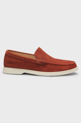 Su&egrave;de loafers met reli&euml;flogo, Bruin