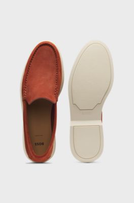 Su&egrave;de loafers met reli&euml;flogo, Bruin